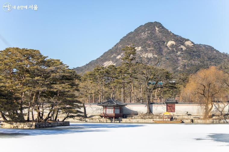 추운날씨와 강설로 인해 경회루 주변 설경이 관람객들을 즐겁개 해주고 있다 