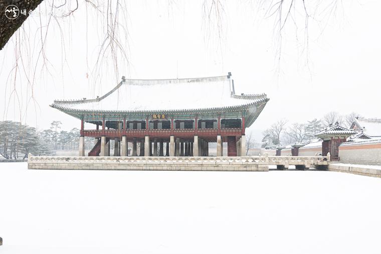 ‘경사스럽게 만나는 누각’이라는 경회루(慶會樓), 연못에 눈이 내려 하얀 바닥에 세워진 누각처럼 보인다？문청야