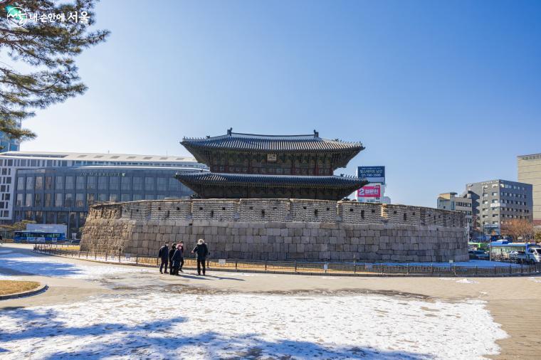 동대문은 한양도성의 성문 중 문 앞에 옹성을 가진 유일한 문이다 ⓒ양인억