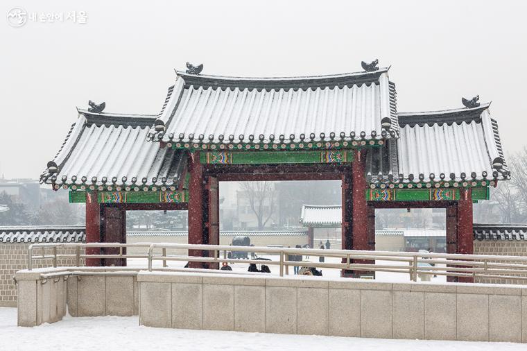 서울에 눈이 내리시기 시작할 때 서둘러 카메라를 챙겨 경복궁으로 갔다？문청야