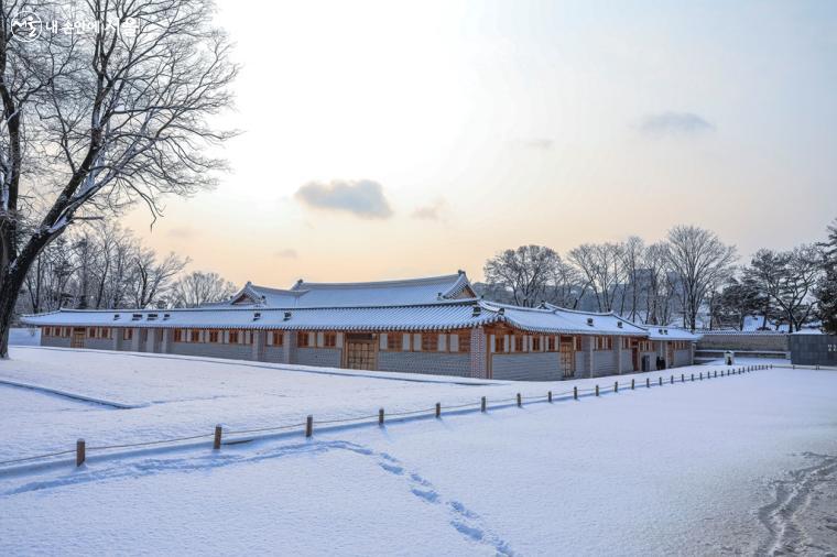 사신 접견 장소였던 흥복전 전경. 눈길위로 누구의 것이지 모를 발자국들이 남아있다. ⓒ 박우영