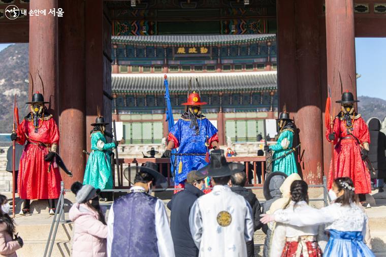 경복궁 근정문을 지키고 있는 수문장과 병사들의 모습입니다. 시간을 잘 맞추면 수문장 교대식을 볼 수 있습니다.