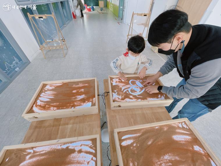 모래의 촉감을 느끼면서 그림을 그려볼 수 있는 '샌드아트존' ⓒ노윤지 