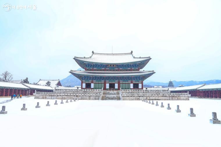 경복궁의 정전인 '근정전' 전경. 흰눈으로 뒤덮인 근정전 앞마당에는 어도를 따라 양옆으로 품계석들이 세워져 있다.  ⓒ 박우영