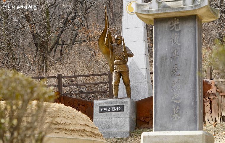 대한민국 임시 정부의 정식 군대인 한국 광복군으로 일본군과 싸우다 중국 각지에서 전사 순국한 애국 선열 17위를 함께 모셔 놓은 합동 묘소이다. ⓒ이용수