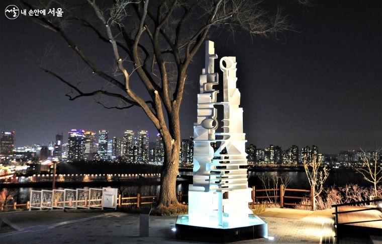 ‘더한강’ 앞뜰에는 서울시 공공미술 프로젝트 ‘서울, 25부작’ 작가 알토의 작품 ‘공존’이 볼거리를 더한다 ⓒ조수봉