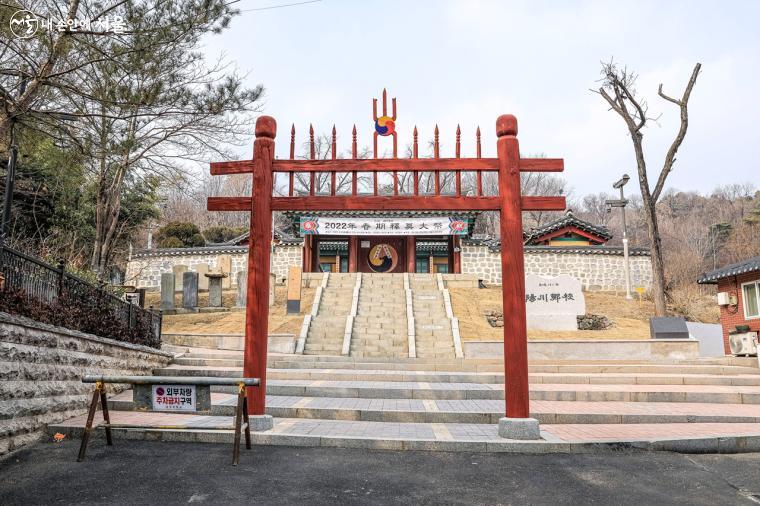 서울에 남아있는 유일한 향교 '양천 향교'. 붉은 홍살문 너머 외삼문이 보인다. 