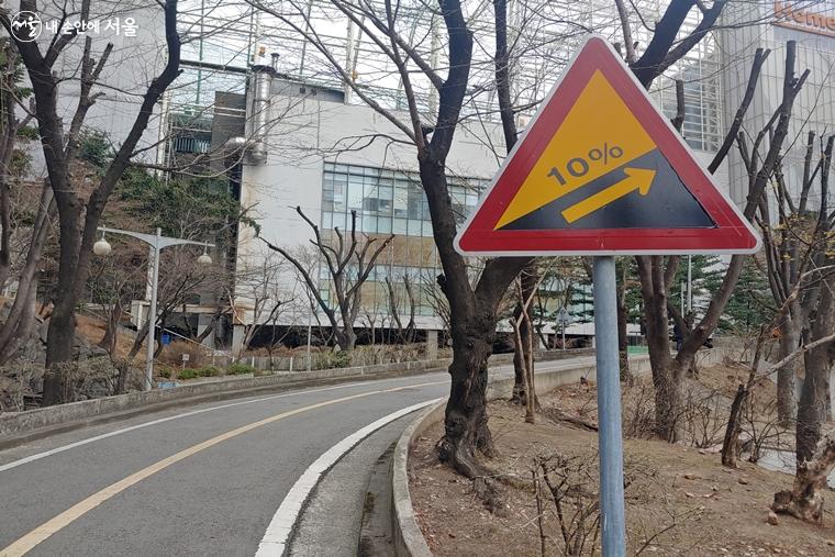 비탈길 경사와 로터리, 우측 통행 등의 교통 안내를 받으며 걷기 체험을 할 수 있다. ⓒ김명희