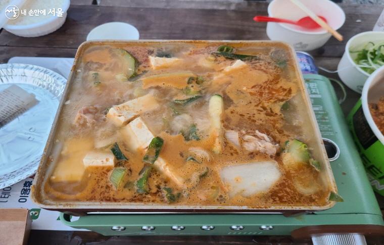 보글보글 찌개도 끓였다. Ⓒ심재혁