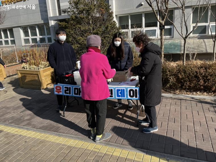 동네 청소를 하기 위해 모인 '지구대' 회원들 ⓒ중계종합사회복지관 