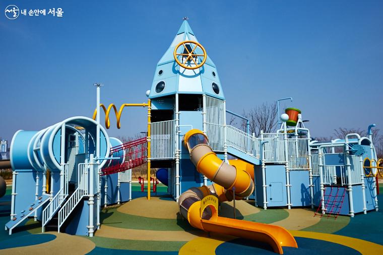 서울물재생공원에 있는 어린이놀이터의 모습. 여름이면 시원한 물이 뿜어져 나오는 물놀이장이 될 것 같다.