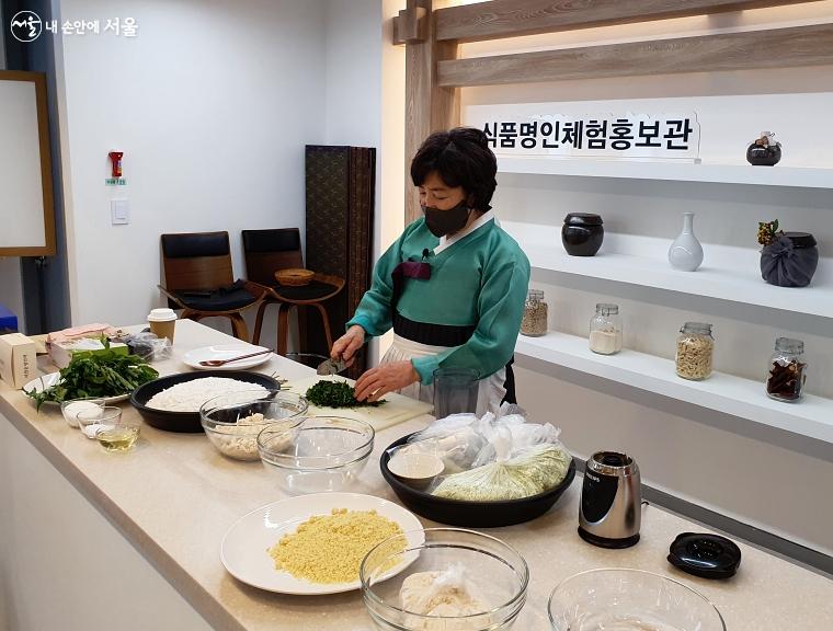 이연순 명인이 당귀잎 등 승검초단자 재료를 준비하고 있다. 