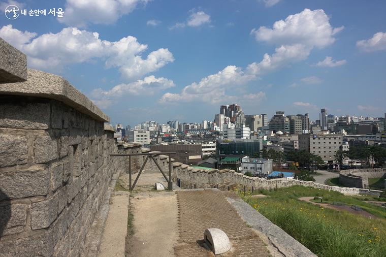 동대문 방향으로 이어지는 사적 제10호 한양도성(낙산구간). 태조 5년에 축조되었다. 태조는 20만 명의 백성을 동원해 1, 2차에 걸쳐 총 98일만에 평지에는 돌, 산악에는 흙으로 축성하였다. 