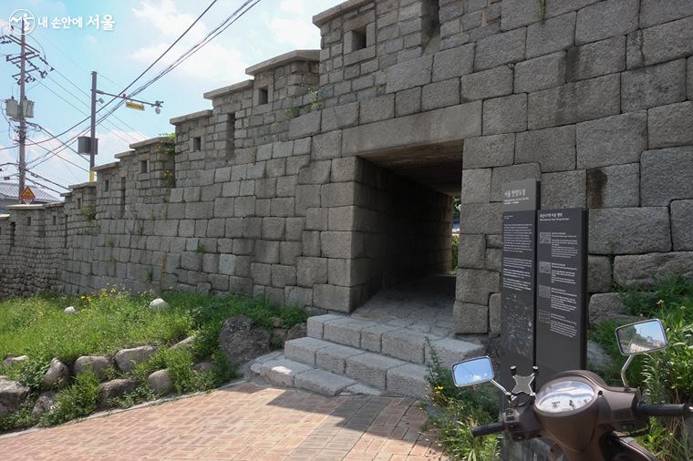 한양도성 낙산구간에 있는 암굴. 한양도성은 현존하는 전 세계 도성 중 가장 오래된 건축물이다. 암굴 너머에 이화동 벽화마을이 있어 둘러보면 재미있다. 