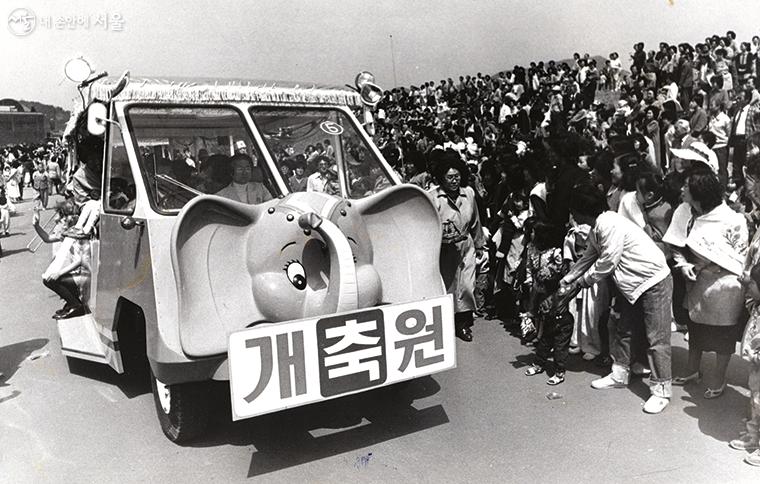 창경원 시절부터 개원까지 110년이 넘는 서울대공원의 과거를 디지털 아카이브로 구축했다