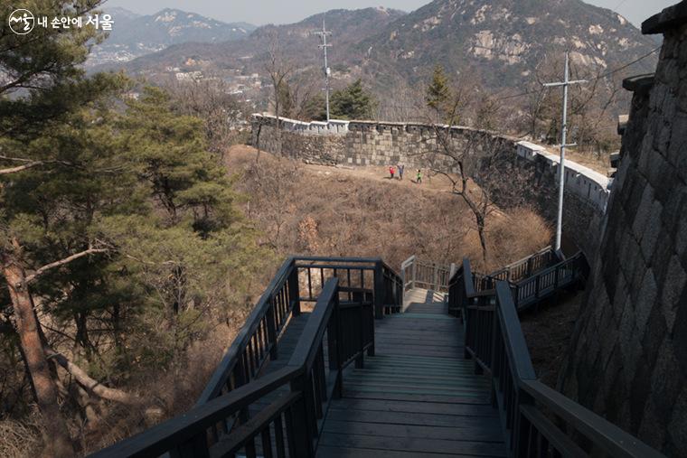 한양도성(인왕산 구간)에 보행 계단이 설치되어 있어 계절 변화와 무관하게 성곽길을 걸을 수 있다. 