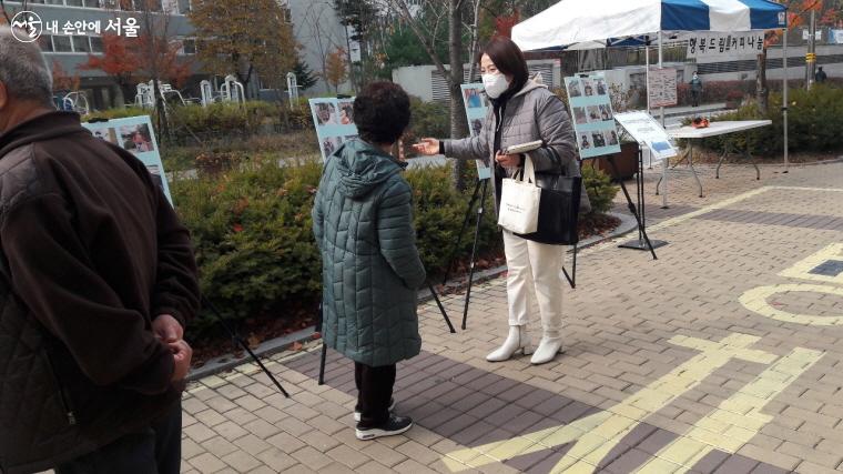 직접 만든 커피를 동네 주민들에게 나누고 있는 '행복드림' 회원들 ⓒ중계종합사회복지관 