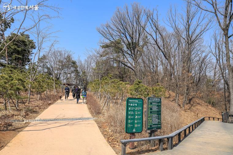 몽마르뜨공원 둘레길을 따라 산책하는 시민들의 모습