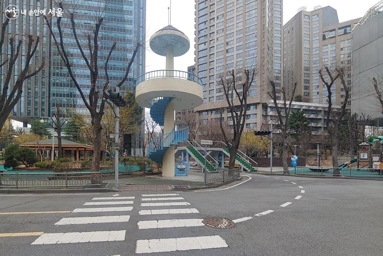 전망대에서 아이들을 지켜볼 수도 있는 남산타워 축소판 모형이다. ⓒ김명희