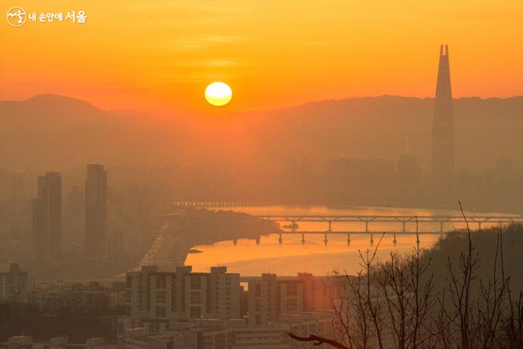 남산구간 한양도성 국립극장 방향에서 본 일출. 황사, 흐린 날, 서설 등으로 인해 5번째 만에 본 풍경이다. 