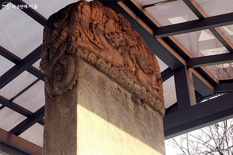 비석 뒷면에 공식 명칭인 대청황제공덕비(大淸皇帝功德碑) 한자어와 비문이 써져 있다.