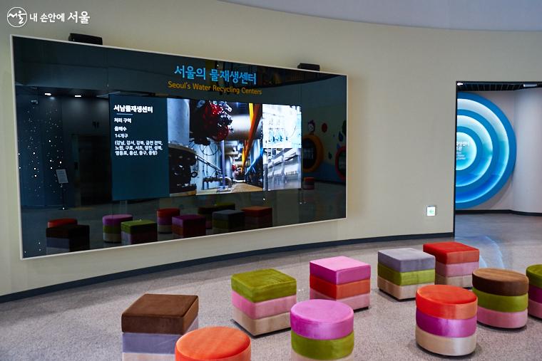 1층에 설치된 대형 스크린에는 서울의 여러 물재생센터의 역할과 기능이 소개된다.