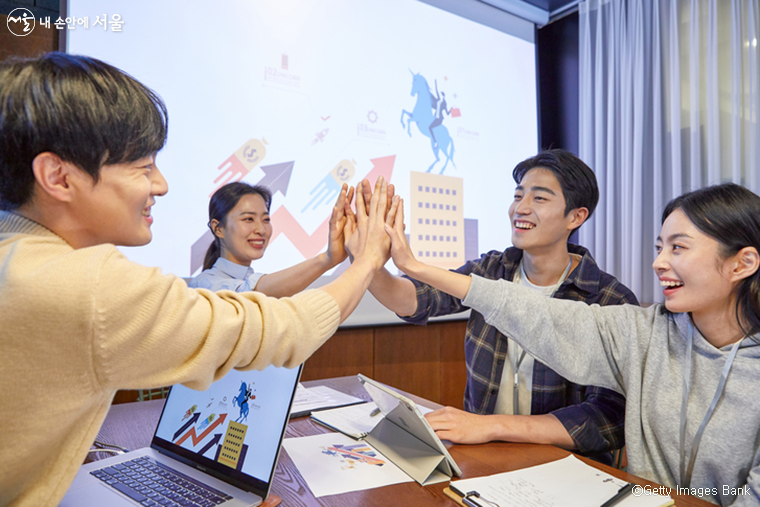 서울시는 청년이 기업에서 6개월간 일하며 경력을 쌓을 수 있는 ‘미래청년일자리’를 추진한다.