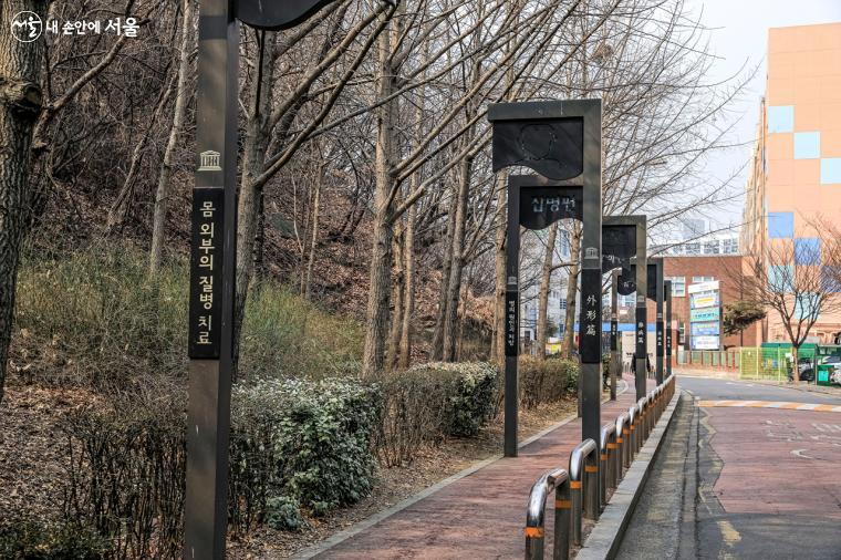 허준박물관 후문으로 나오니, '허가바위'와 '허준 구암공원'으로 갈 수 있는 길이 이어진다. 