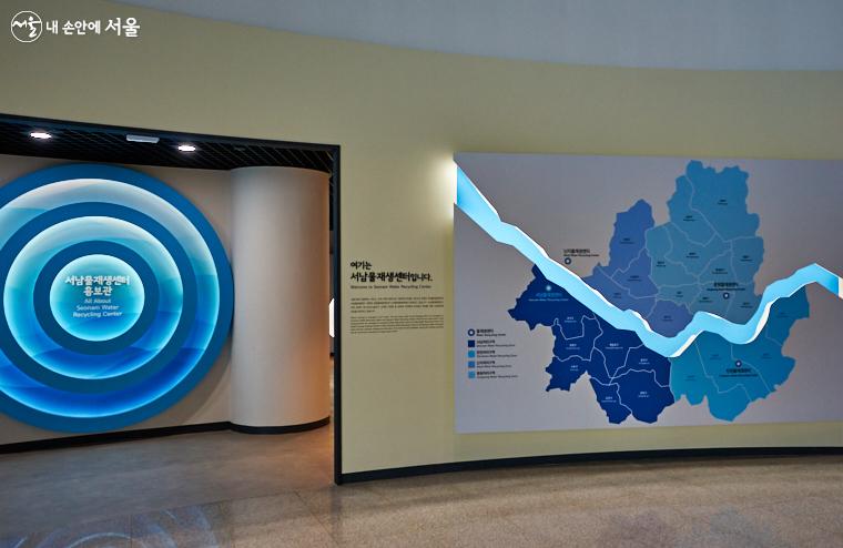 서남물재생센터 홍보관 입구에는 서울의 권역별 물재생센터 지도가 표시되어 있다.
