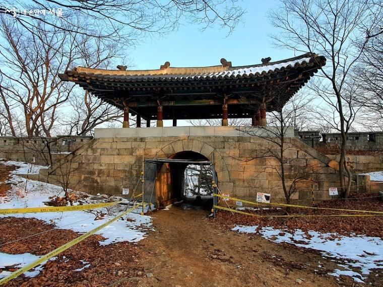 산성 내부에서 바라본 대동문. 문 입구에는 안전 펜스가 설치되어 있다.ⓒ김진흥