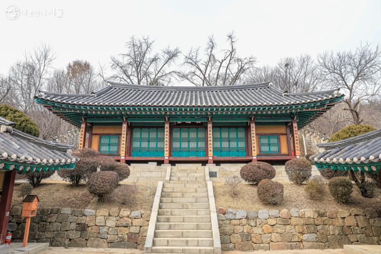 안으로 들어서니 선비들이 실제 공부를 했던 '명륜당'이 보인다. 