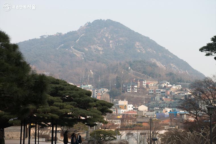 석파정에서 본 백악산 구간 한양도성. 주택들과 어우러져 있는 한양도성을 볼 수 있다. 