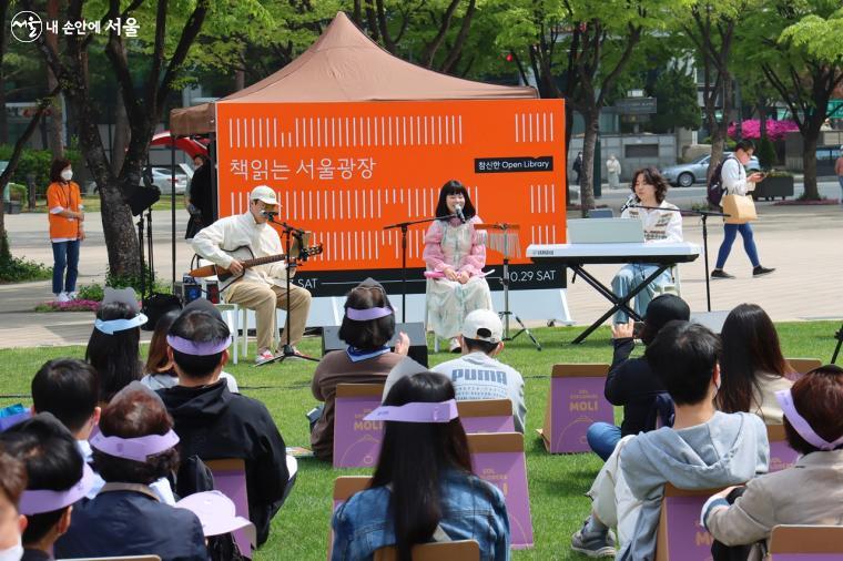 어쿠스틱 밴드 '딸기주스가 너무 달아'의 공연이 펼쳐졌다.