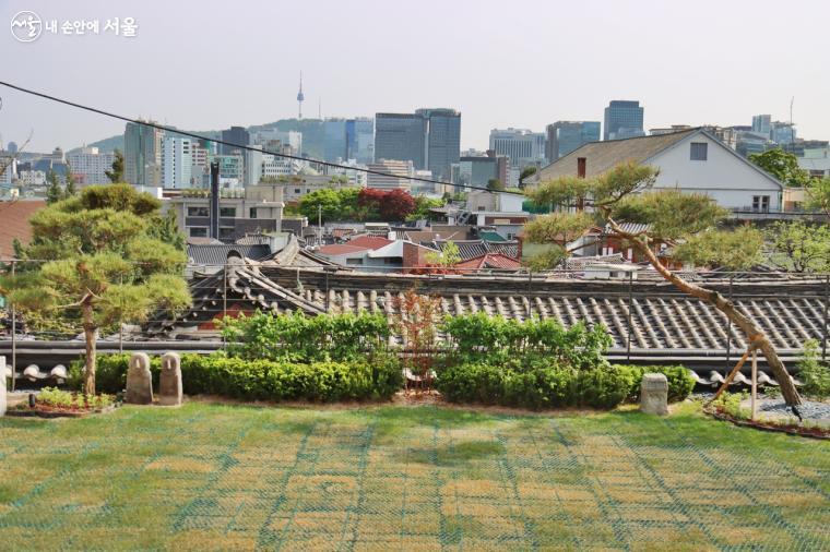 잔디 마당에서 넓게 트인 서울의 시티 뷰를 감상할 수 있다. ⓒ정향선