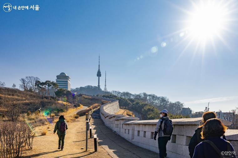 병자호란의 치욕을 되풀이하지 않기 위해서라도 숙종은 한양도성을 개축하는 등 도성의 방어를 강화해야 한다는 판단을 하였다.