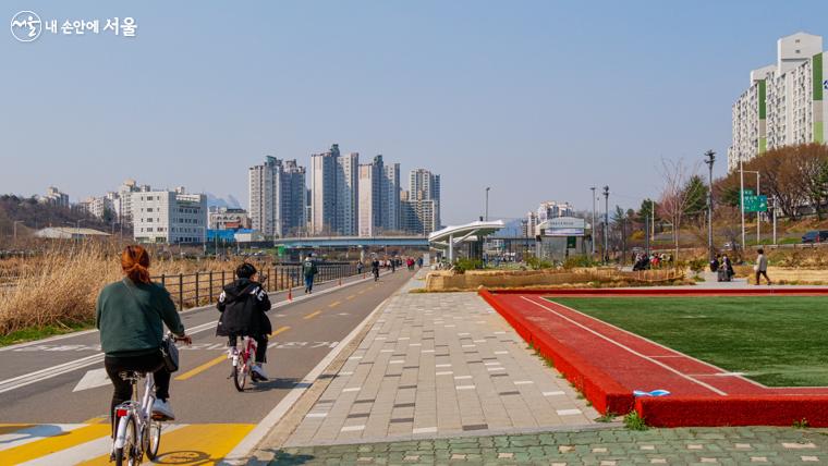 행사장 옆 중랑천 둔치에는 한강 둘레길 자전거도로를 비롯해 체육공원, 게이트볼장, 체조교실, 어린이 자전거 대여소 등이 있다. 