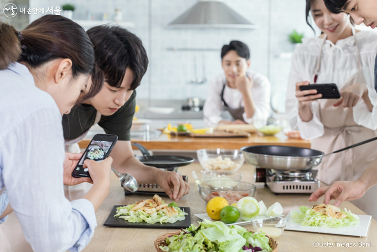 서울시는 중장년 1인가구가 건강한 식습관을 갖고 소통하도록 '행복한 밥상' 프로그램을 시작한다.