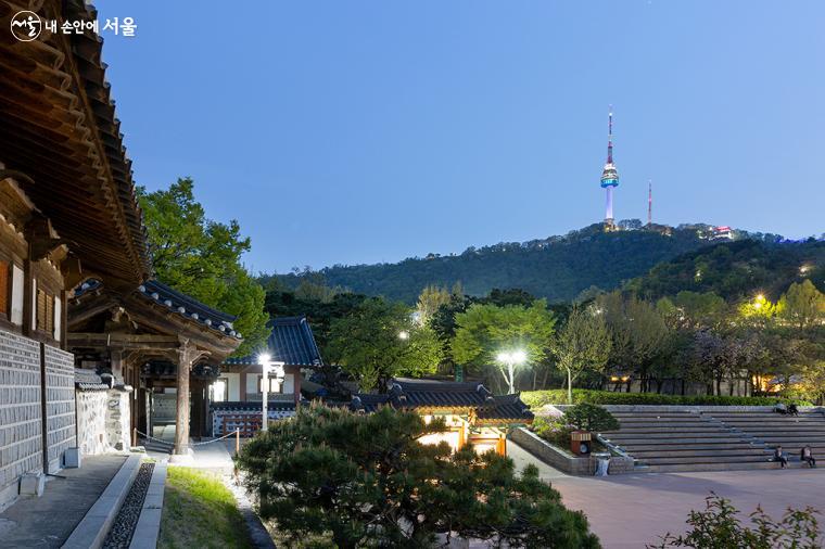 전통공예관에 서서 남산을 바라보았다ⓒ문청야