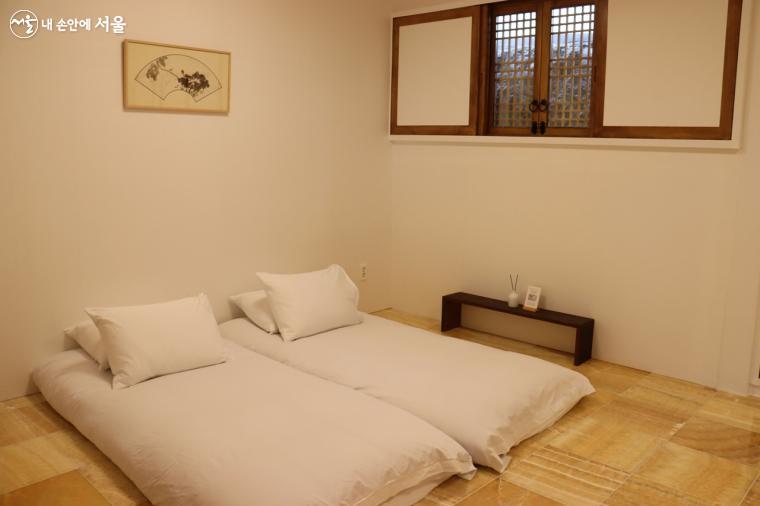 침실 바닥은 대리석으로 특유의 광택과 자연 무늬가 살아 있고, 침대가 아닌 한국 전통식 잠자리로 주고객층인 외국인 관광객들이 한국 문화 체험을 할 수 있게 만들었다. ⓒ정향선