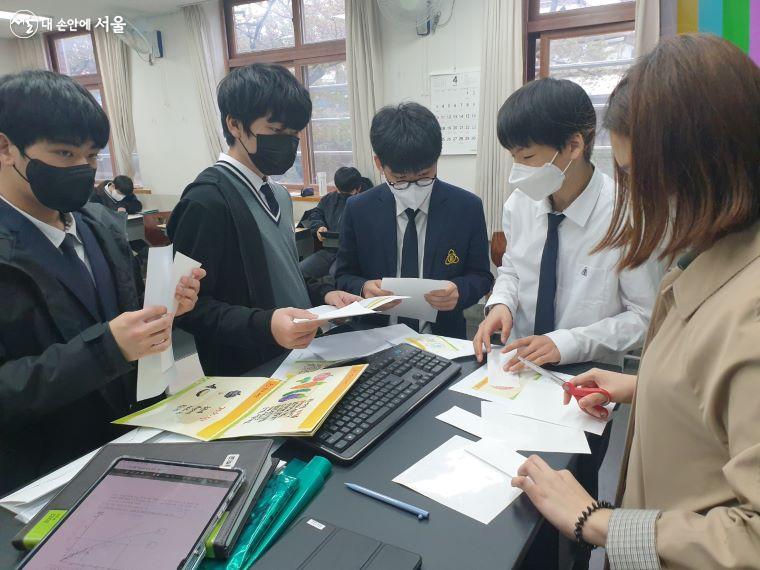 1,2학년 학생들 대상으로 교실마다 1권씩, 총 14권의 '통일점자사전'을 제작했다. Ⓒ용산구자원봉사센터