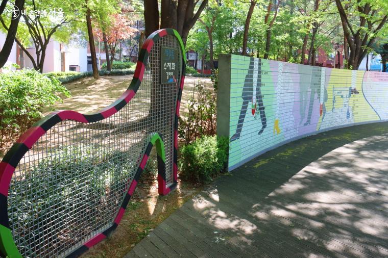 수제화 갤러리와 수제화 거리 그림을 배경으로 한 구두테마공원 내의 무대 ⓒ정향선