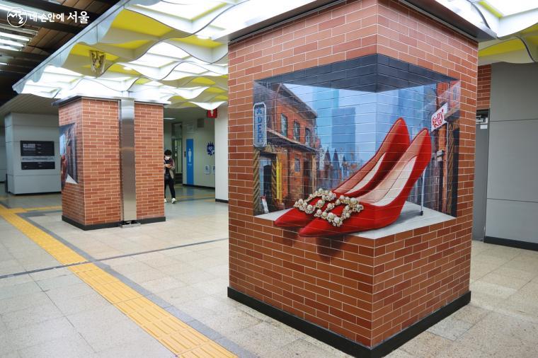 지하철 성수역에 내리면 수제화 거리를 안내하는 벽화들을 볼 수 있다. ⓒ정향선