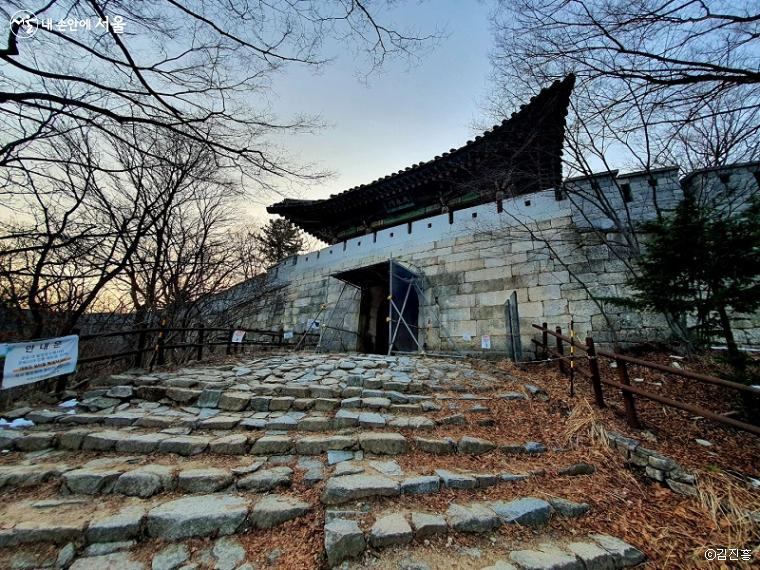 숙종은 재위 기간 기존의 한양도성을 개축하고 북한산성을 수축했다. 