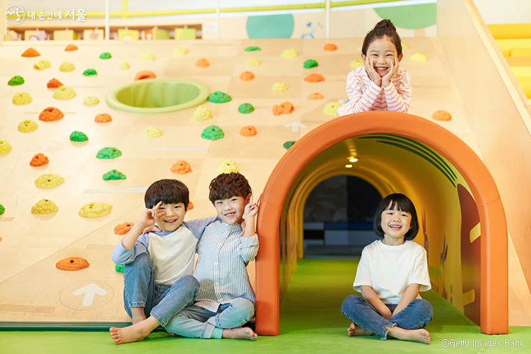 서울시가 ‘서울형 어린이집’의 지원을 강화해 2025년까지 800개소로 확대한다.