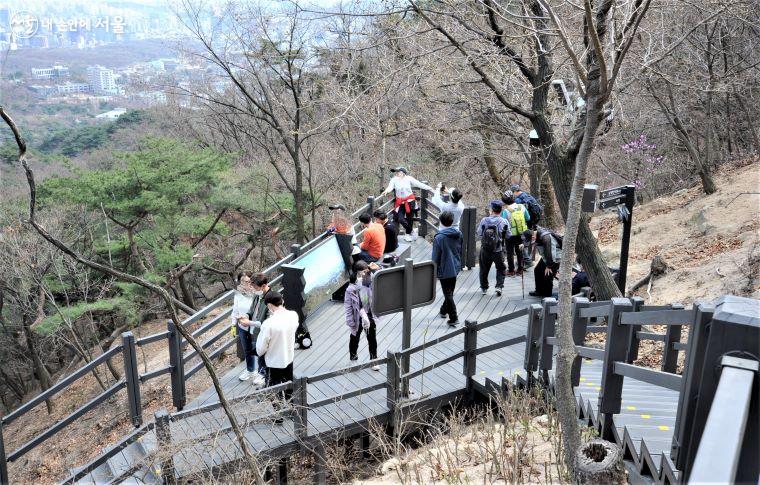 청운대전망대. 오른쪽은 만세동방, 왼쪽은 법흥사터 또는 숙정문 방향으로 가는 갈림길이다.  ⓒ조수봉