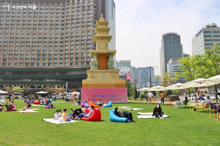 초록의 잔디광장에서 펼쳐지는 '책 읽는 서울광장'을 보니 몸과 마음이 활짝 깨어 나는 것 같다.