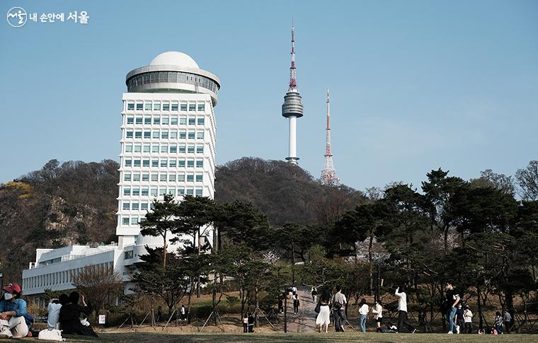 백범광장, 안중근의사기념관, 한양도성유적전시관 등이 있는 ‘회현지구’는 빼어난 경관과 아름다운 산책로로 늘 사람들로 북적인다. ⓒ김아름