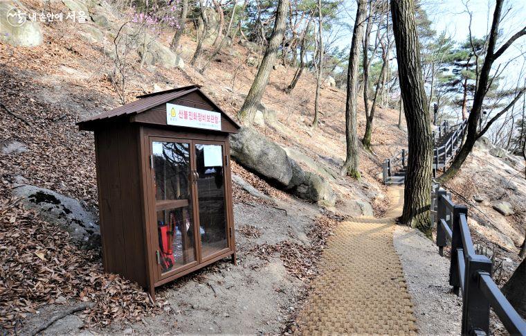 탐방로 전역에 비치된 산불 진화 장비는 화재 등 위급 상황 시 누구나 사용할 수 있다. ⓒ조수봉