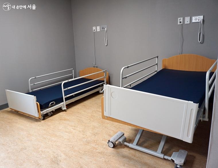 치매전담실 침대는 낙상을 고려해 바닥까지 높이를 내릴 수 있다. 