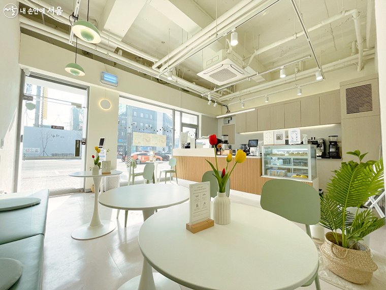 ‘서울시정신건강통합센터’는 정신질환자의 직업재활을 돕는다. 사진은 카페 직무훈련이 가능한 센터 내 공간. 